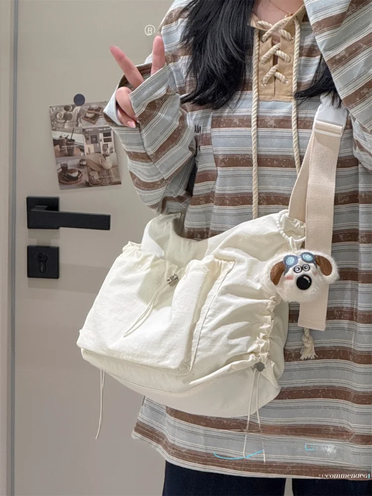 皺入りドローストリングショルダーバッグ：男女通用の大容量 カジュアルバッグの実用性と使い方