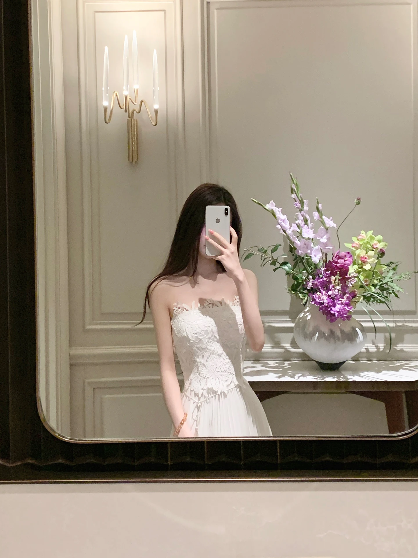 結婚式服装女性30代向け：レースビスチェとプリーツロングスカートの上品ドレス