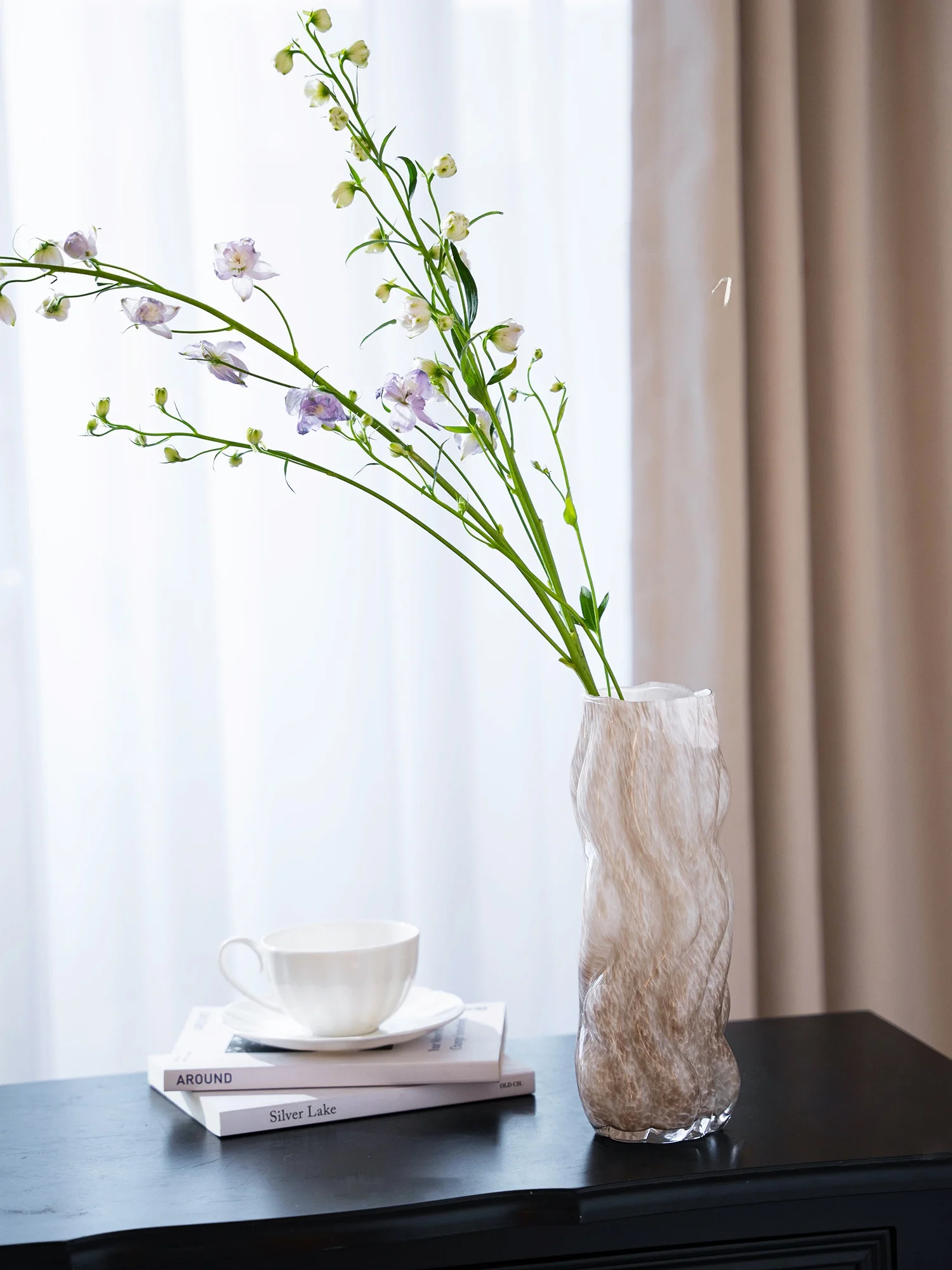 ガラスの花瓶はどう選ぶ？北欧風のピンクツイスト花瓶がなぜ人気なのか
