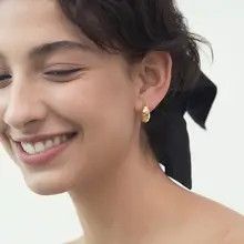 弧形デザインのカット面メタルイヤリング【スタイリッシュ・シンプル・カジュアル】