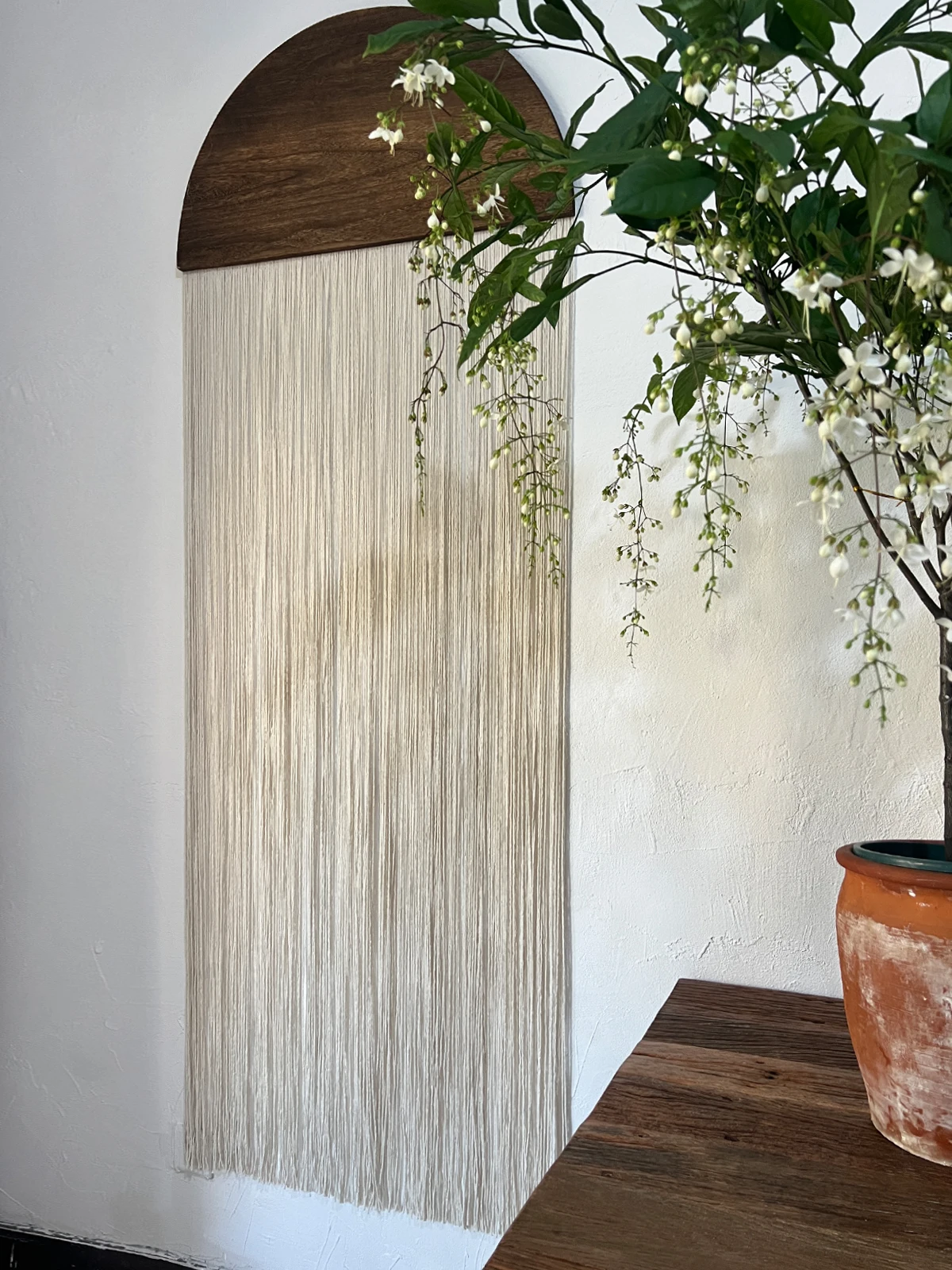 amber wall と white wall の明るさの違いは？北欧風の壁掛けタペストリーで解決する