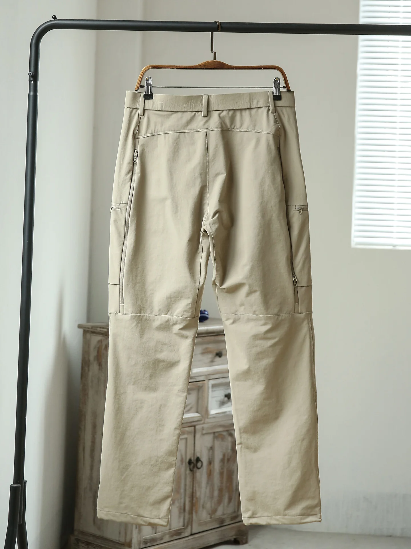 アウトドア パンツ おすすめは？速乾性と通気性を重視するメンズカジュアルパンツの選び方