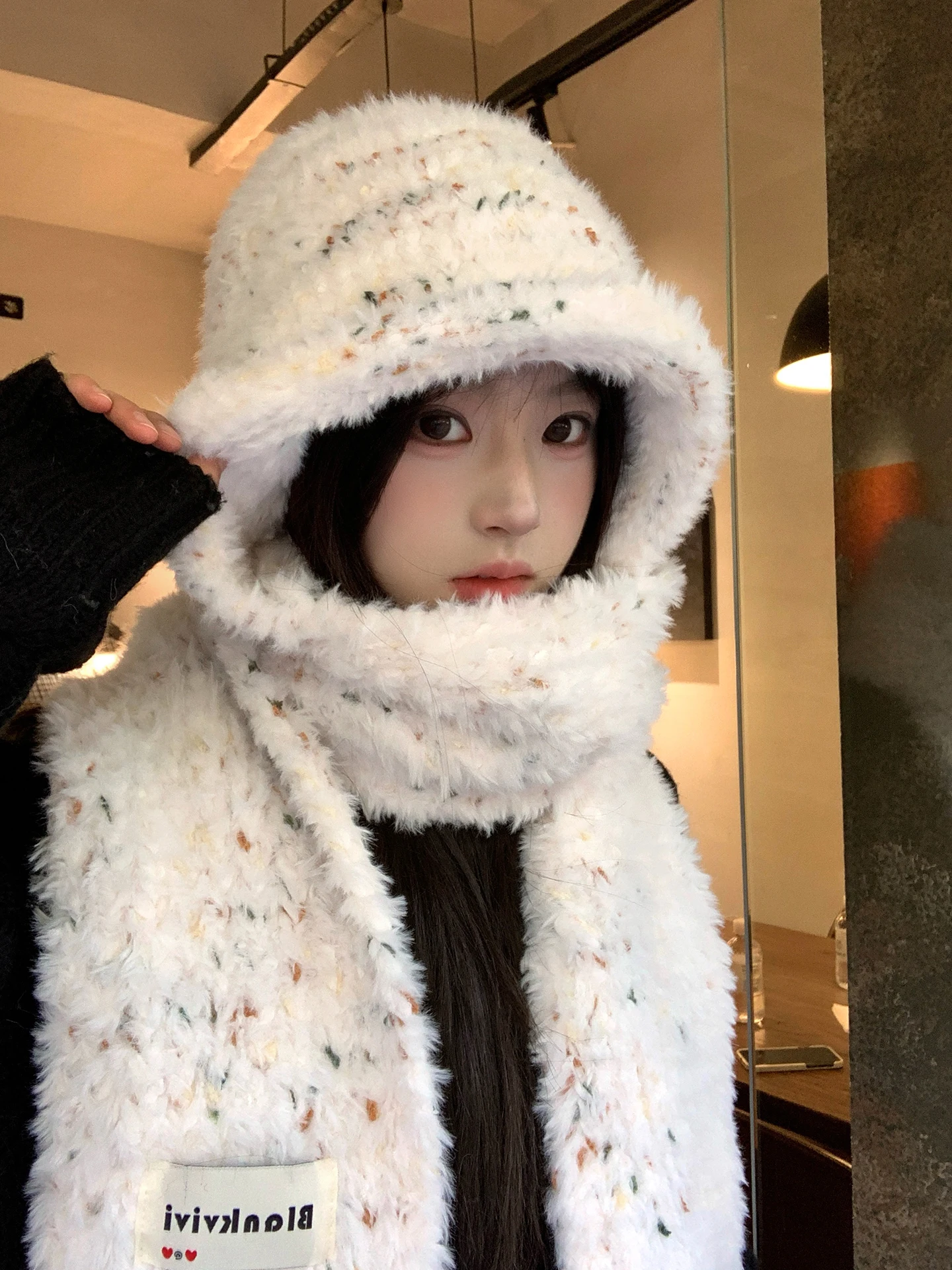 もこもこ冬帽子：暖かさと柔らかさを実現するフリースマフラー一体型