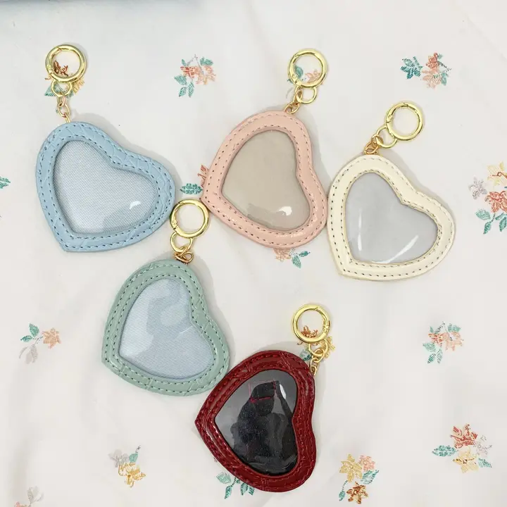 かわいいバッジ付きハート型カードケース【リュックやバッグのアクセサリー】