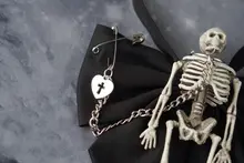 ダークな雰囲気の大羽根付きスカルリボン【ハロウィン用・手作り・不良JKスタイル】