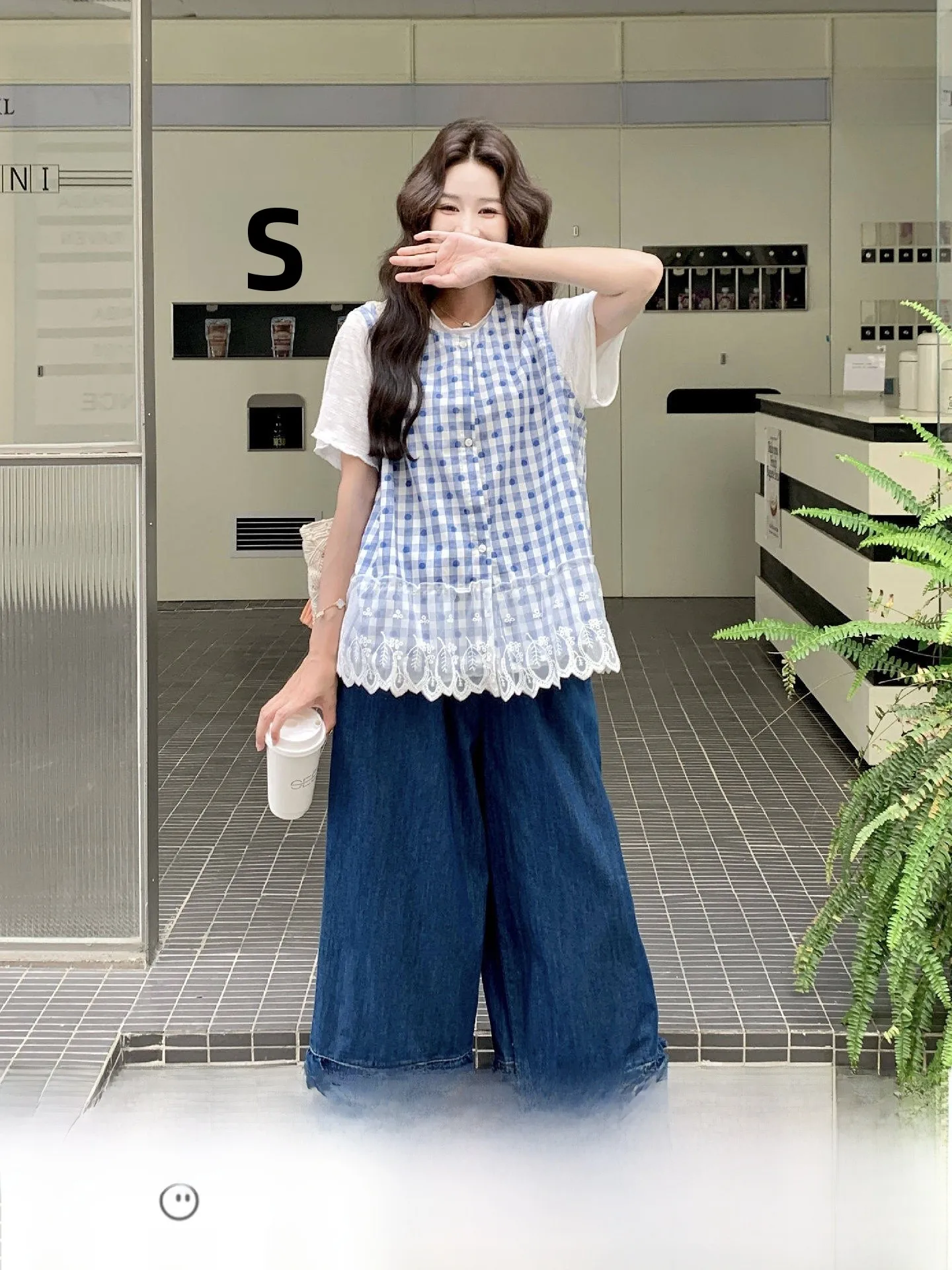 レース切替チェックベストとカジュアルTシャツ、薄手デニムワイドパンツの夏用三件套は今季のコーデに最適か
