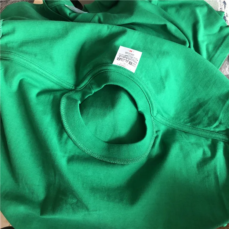 カラフルなコットン丸首Tシャツ：個別化シャツと日常カジュアルスタイルの融合