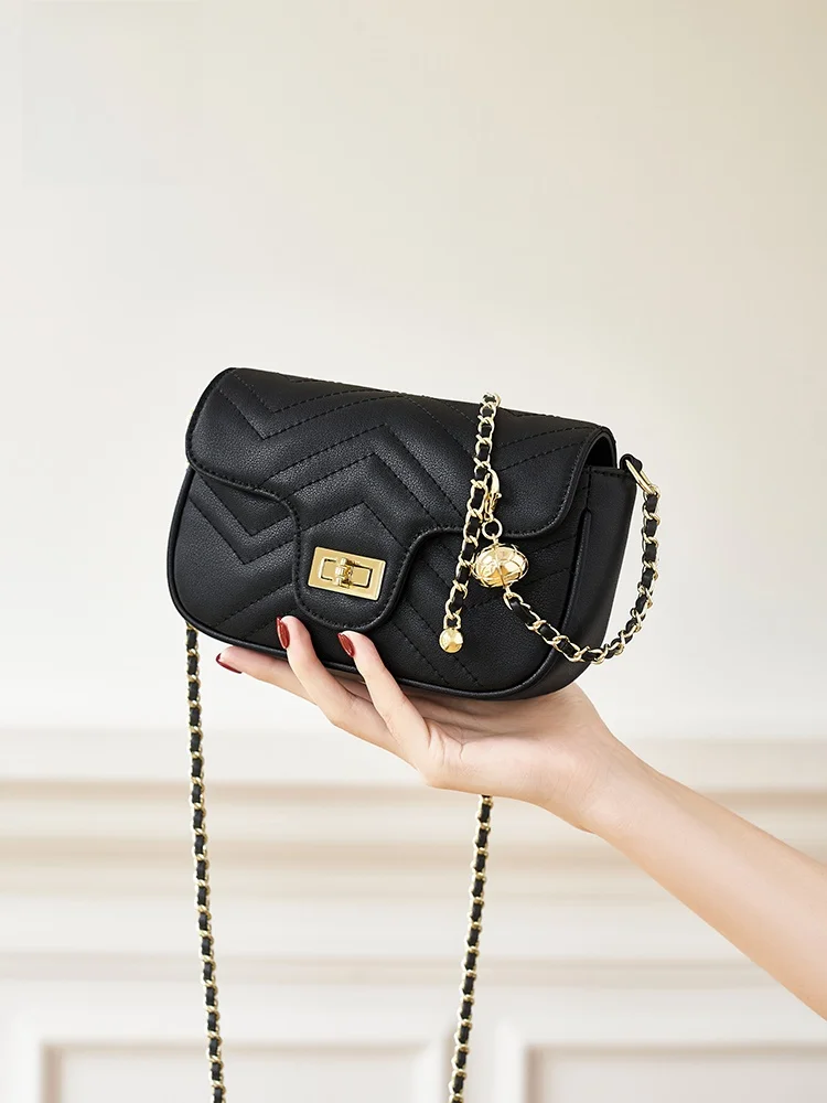 バニティショルダーバッグとフラップデザインショルダーバッグの違いは？高級感あふれるレザー製ショルダーバッグが選ばれる理由とは？