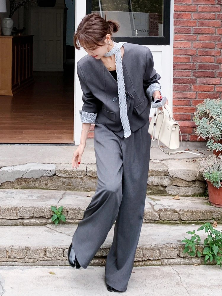3月下旬に着るべき服は？春の季節変化を意識したレディーススーツの選び方