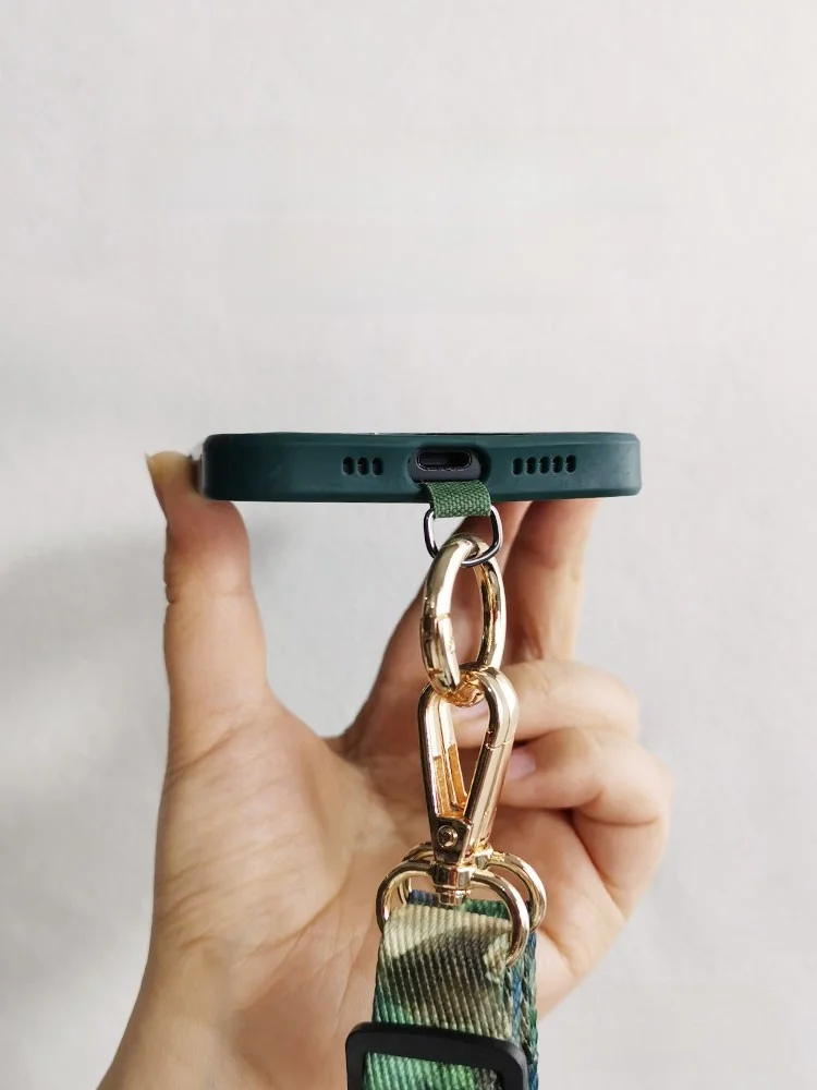 レトロな国風デザインのスマホ用ワイドストラップ：おしゃれで実用性のある斜め掛けスタイル