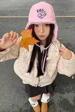 愛らしい笑顔の刺繍入り韓国風耳当て付きレーフェン帽