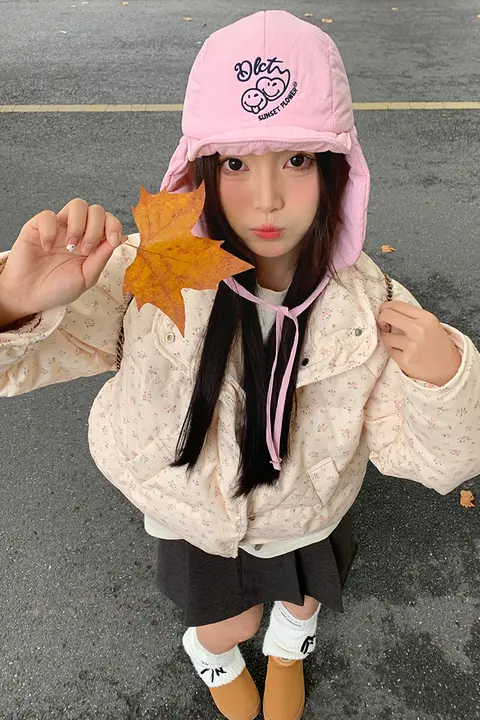 愛らしい笑顔の刺繍入り韓国風耳当て付きレーフェン帽
