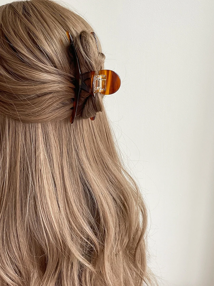 イエベウェーブの日常に合う、1本で決まるヘアクリップは？