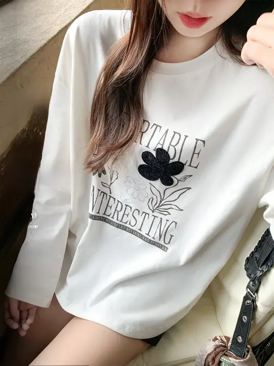 秋にピッタリなホワイトのゆったり長袖Tシャツ【女性用・インナートップス】