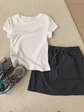 猫デザインのグレーショートスリーブTシャツ【夏用・フィット感あり・おしゃれ】