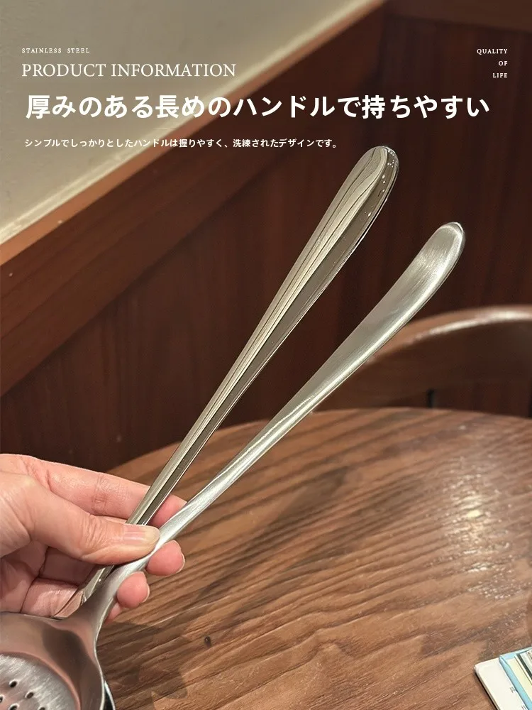 ステンレス製分配用漏れスプーン：長柄設計で業務・家庭両用の使い勝手を実現