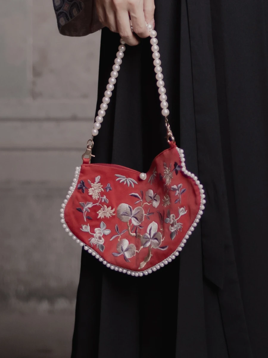 古風な刺繍小物入れ：伝統工芸品と現代デザインの融合を実現