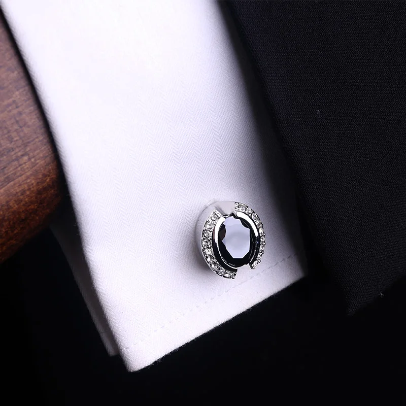 黒色エナメルカフリンクス：button upとsailor collarの融合デザインを実証