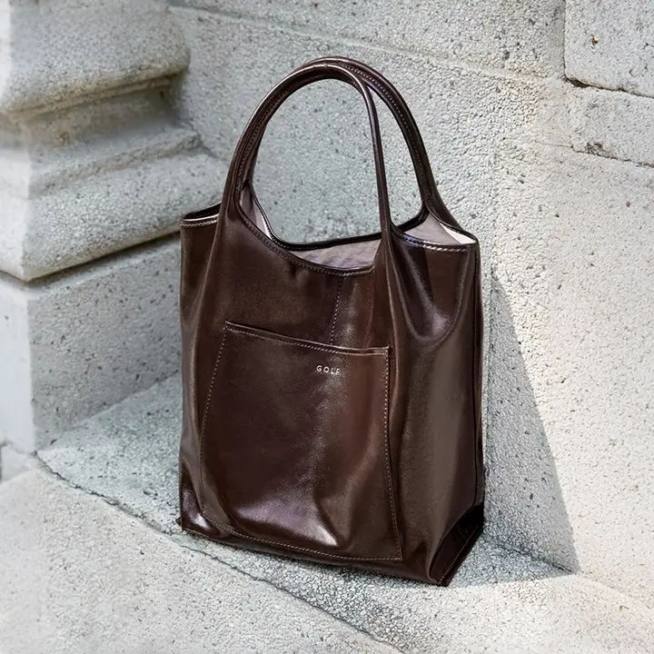 軽やかで高級感ある通勤用トートバッグ【大容量・カジュアル・デザイン】