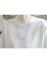 シンプルなデザインのバックラインが特徴のゆったりとした長袖Tシャツ【女性用・クルーネック】