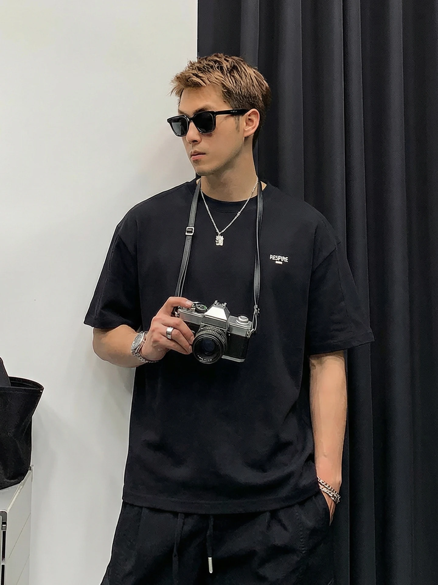 メンズTシャツはどんなデザインがおすすめ？シンプルなデザインが通勤や日常に最適な理由