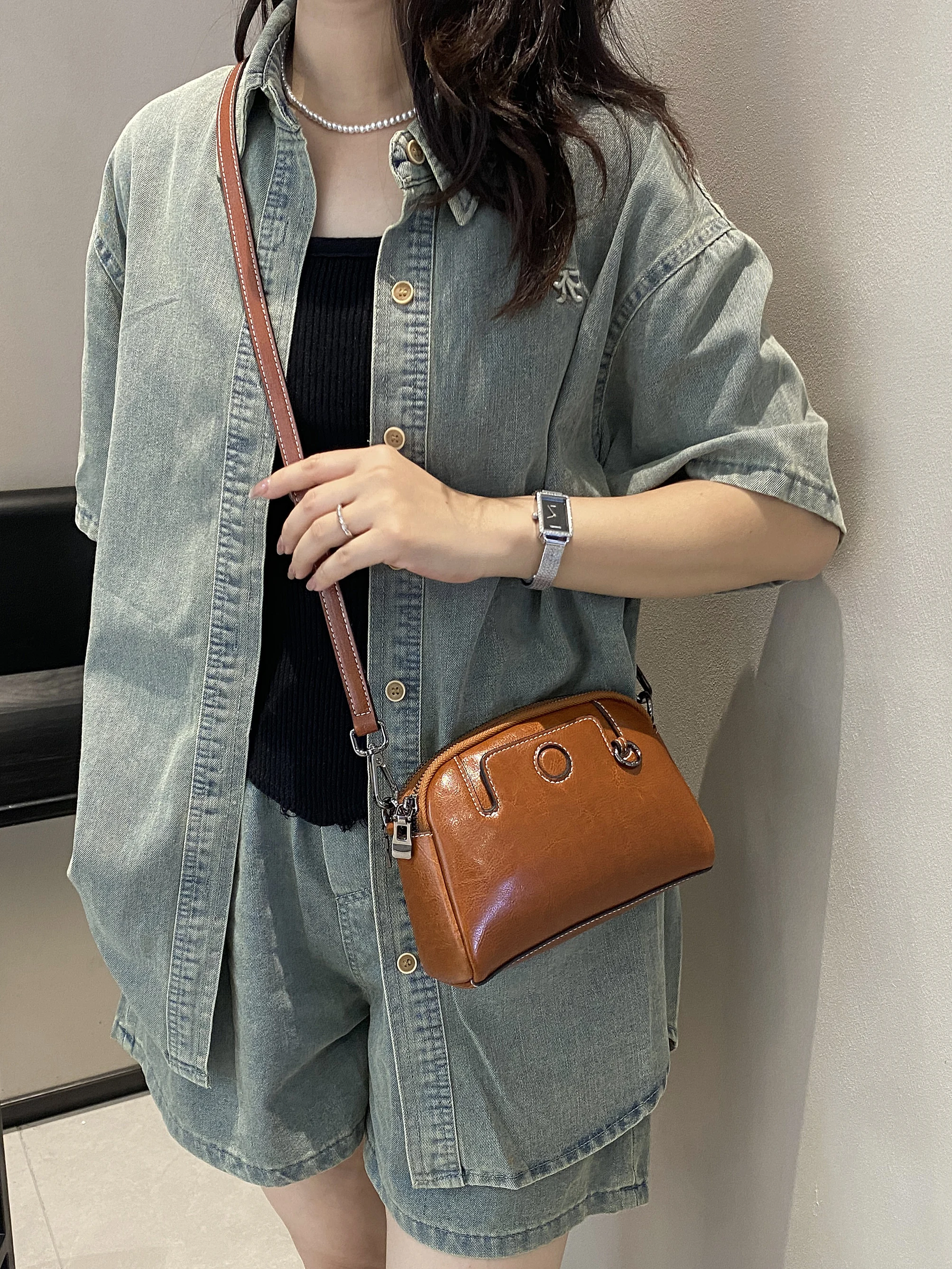 本革製レディースショルダーバッグ：どんな服にも合う斜めがけ小方包の実用性とデザイン