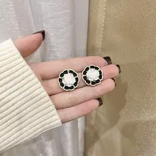 黒のヴィンテージ山茶花ピアス【高級感あふれる・カラーコントラストデザイン】
