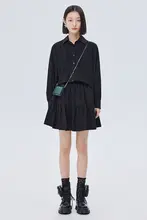 高腰Aラインのプリーツミニスカートとゆったり黒シャツの春向けコーディネート（セットアップ対応）