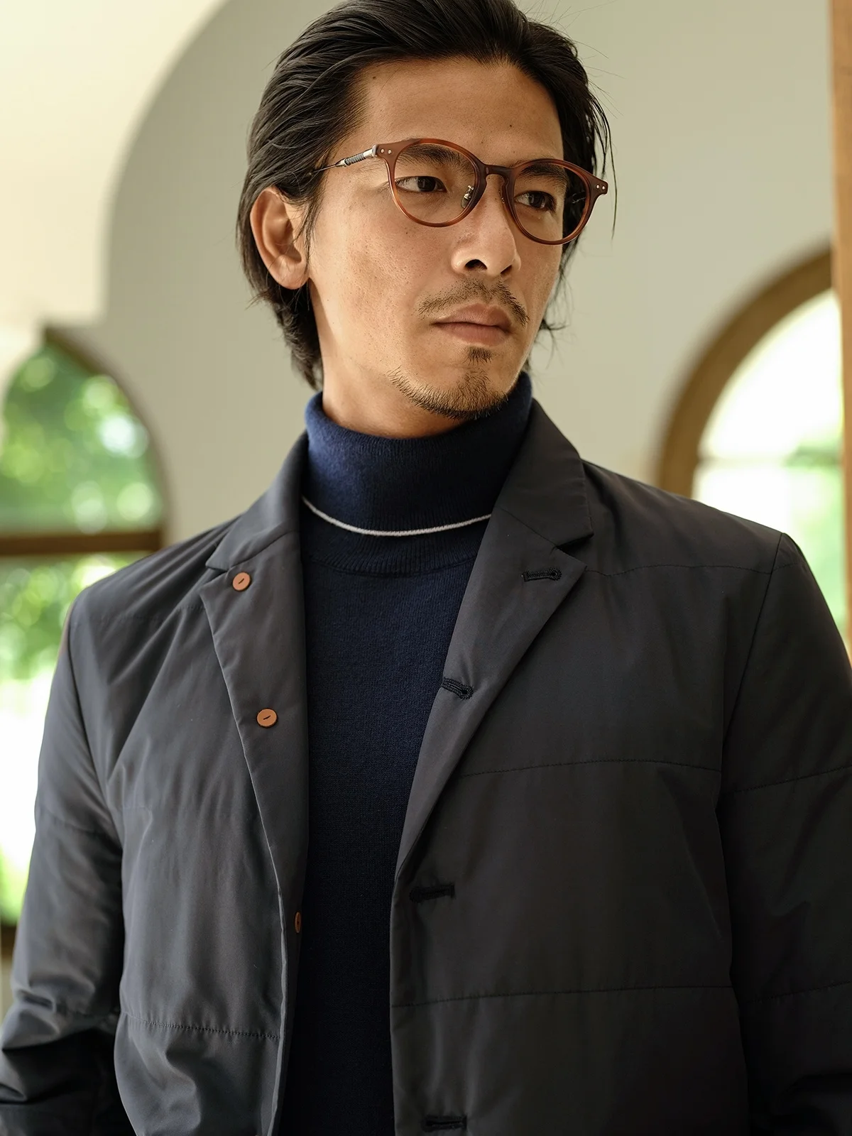 オフィスカジュアルのジャケット選びで迷うなら、これで解決！グレーのダウンキルティングジャケットが通勤に最適な理由とは？