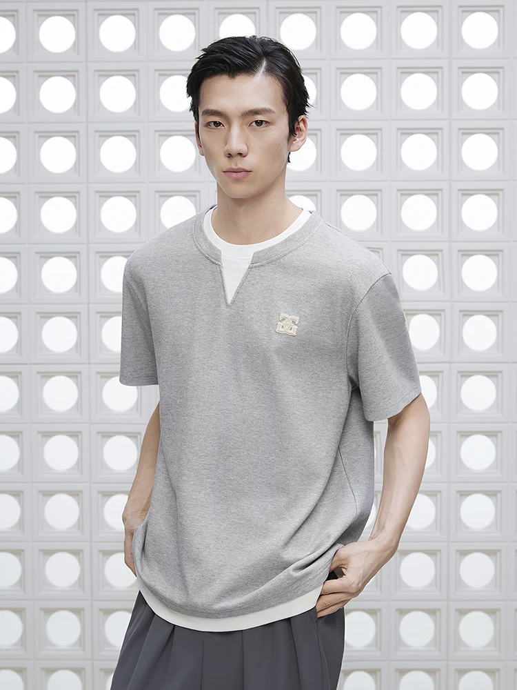冷感アイスシルクTシャツと束脚カジュアルパンツのセットアップ：春から夏にかけての快適着用法