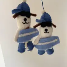 ネパールの手作り羊毛フェルトのかわいい スケートボード 匹の子犬