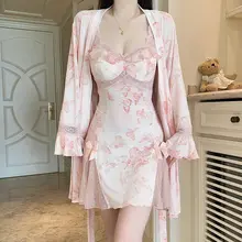 魅惑的なデザインの春秋用サテンワンピース【リボン付き・レースガウン・ルームウェア】