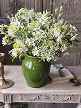 フランス風の白い偽花と緑植物のアレンジメント【高級住宅向け・インテリア装飾用】（セットアップ対応）