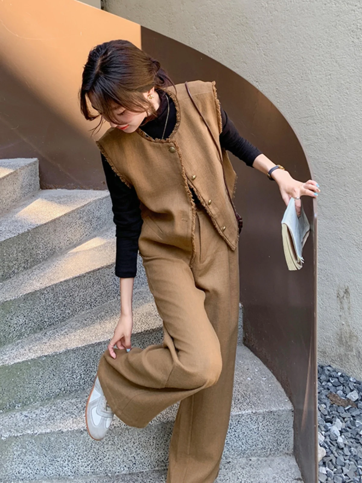 春の黒ジレに何を合わせれば、大人の優雅さが伝わるのか？