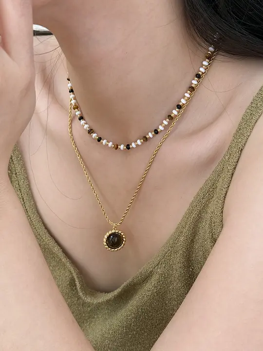 二重レイヤーの真珠母貝とタイガーアイストーンのビーズペンダントネックレス【女性用・デコルテ用・セーターに最適】（セットアップ対応）