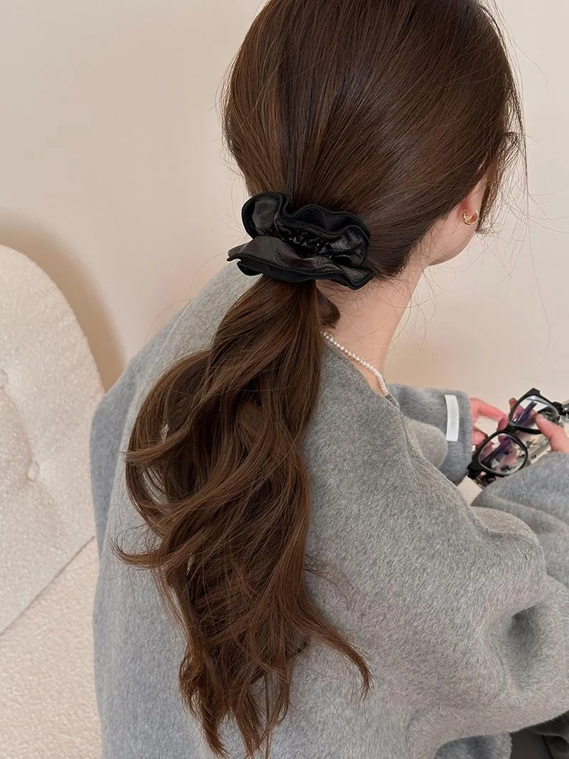 崩れにくいヘアアレンジ：高弾力布製髪飾りで頭頂部ボリュームを安定させる