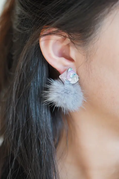 MiraFlora 冬用ファー付き本物の花のイヤリング【純銀製・痛みのない耳クリップ・暖かいボール】