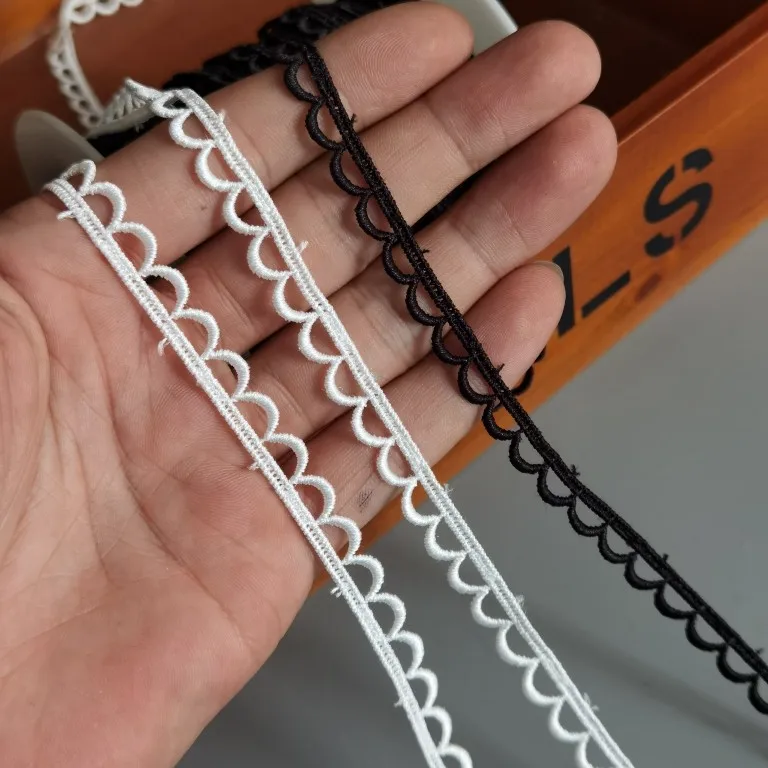 レース刺繍が通勤でもデートでも活きる理由は？