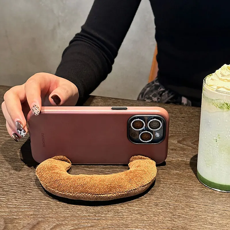 秋冬用赤色ハンドストラップ付きスマホケース：高級感と実用性を兼ね備えたデザイン