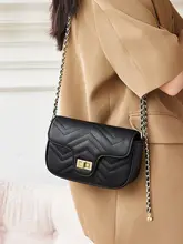 高級感あふれるレザー製ショルダーバッグ【チェーンストラップ・おしゃれなデザイン】