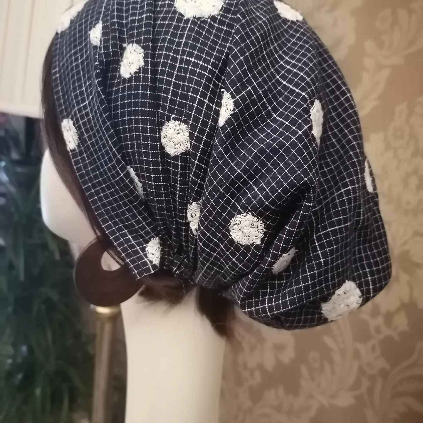 手刺繍のポンポンデザインビンテージ女性帽子：春夏ファッションに最適な個性的な包頭帽
