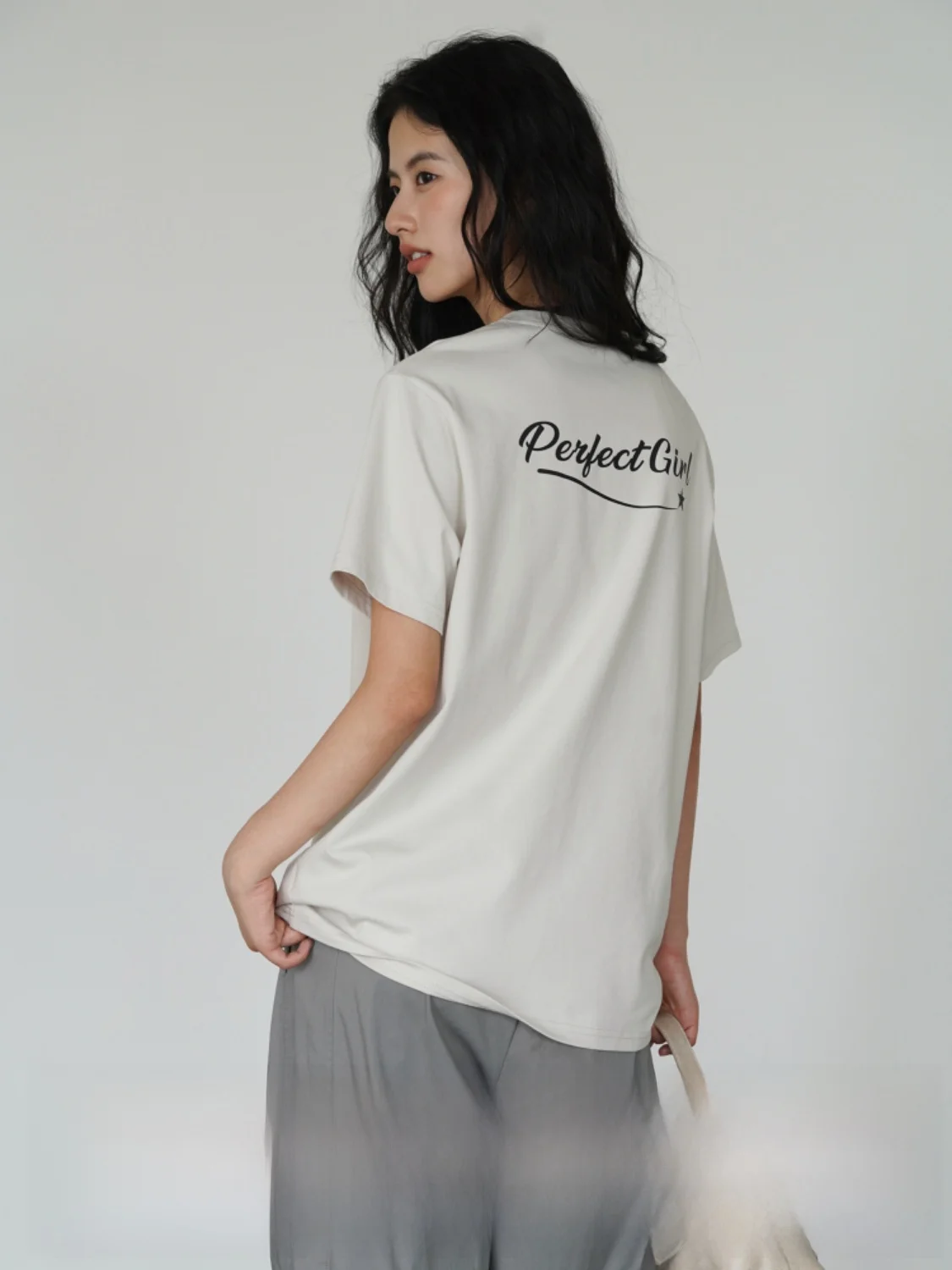 大人可愛い服 40代コーデの完全ガイド｜シンプルさと質感のバランス