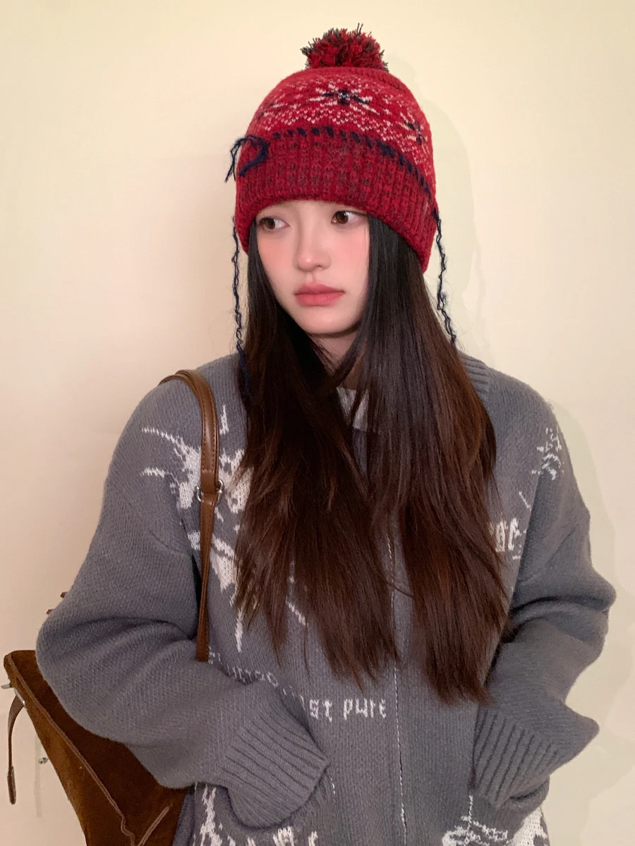 ニット帽をどう選ぶ？赤い雪花模様のボンボン付きニット帽が今、なぜ注目されているのか