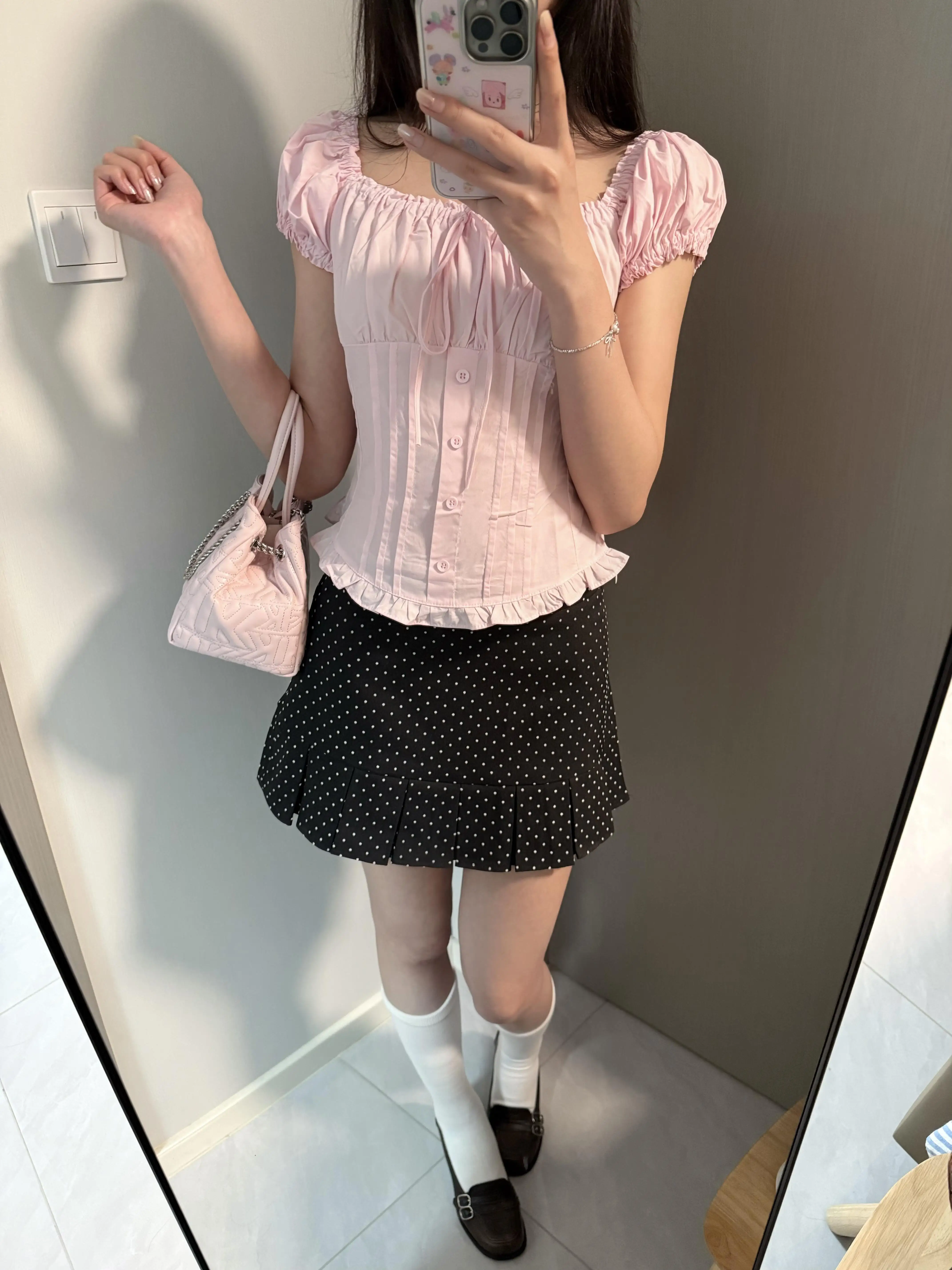 140センチ女の子向けのフェミニンコーデに最適な洗練されたショートスリーブシャツ