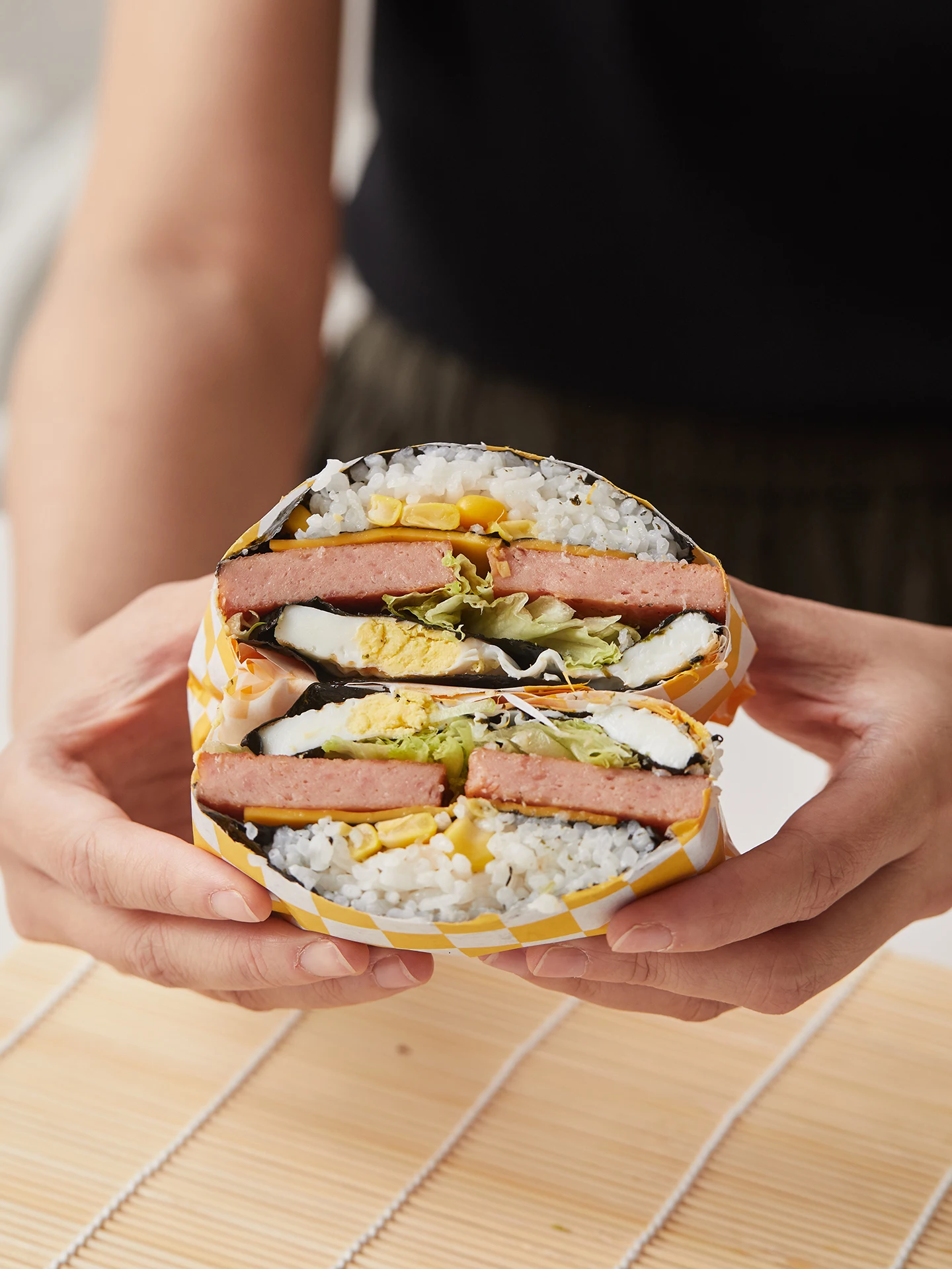 ハンバーガー包装紙を選ぶべき理由は？レトロなチェックが意外に優秀な理由を解説