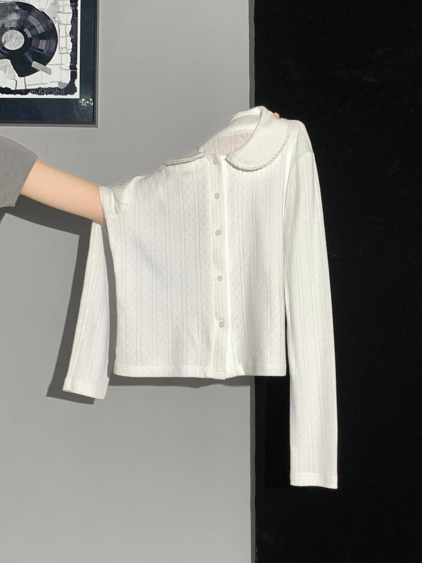 フリル付き白長袖Tシャツとニ  ットカーディガンセット：秋の日常着に最適な韓式スリムフィットスタイル
