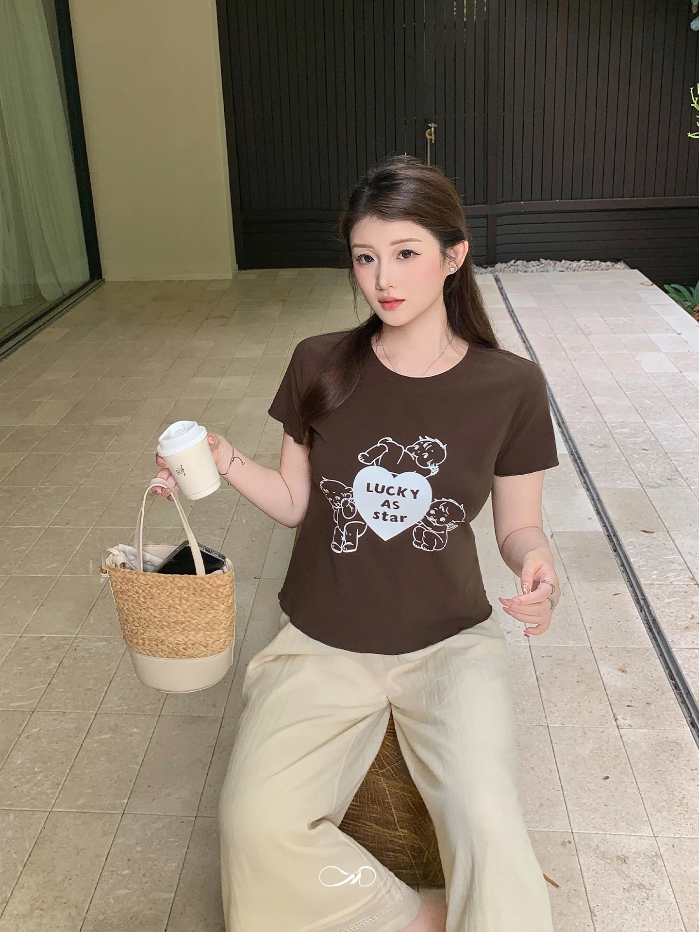 波浪花縁プリントTシャツ：重ね着に最適なゆったりV領デザインのレディーストップス