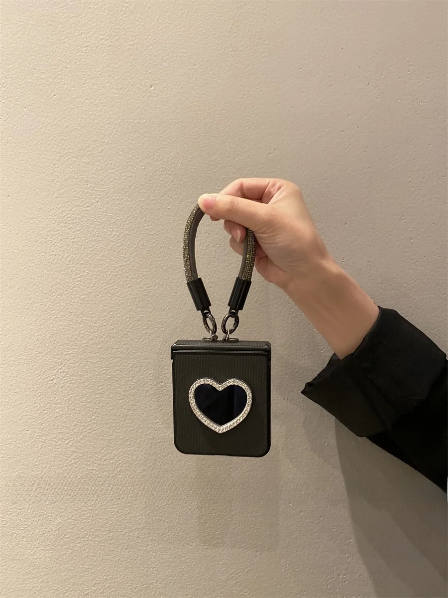 「P50 Pocket」を選ぶべきタイミングは？人気の理由と、他のスマホケースとの違いを徹底解説