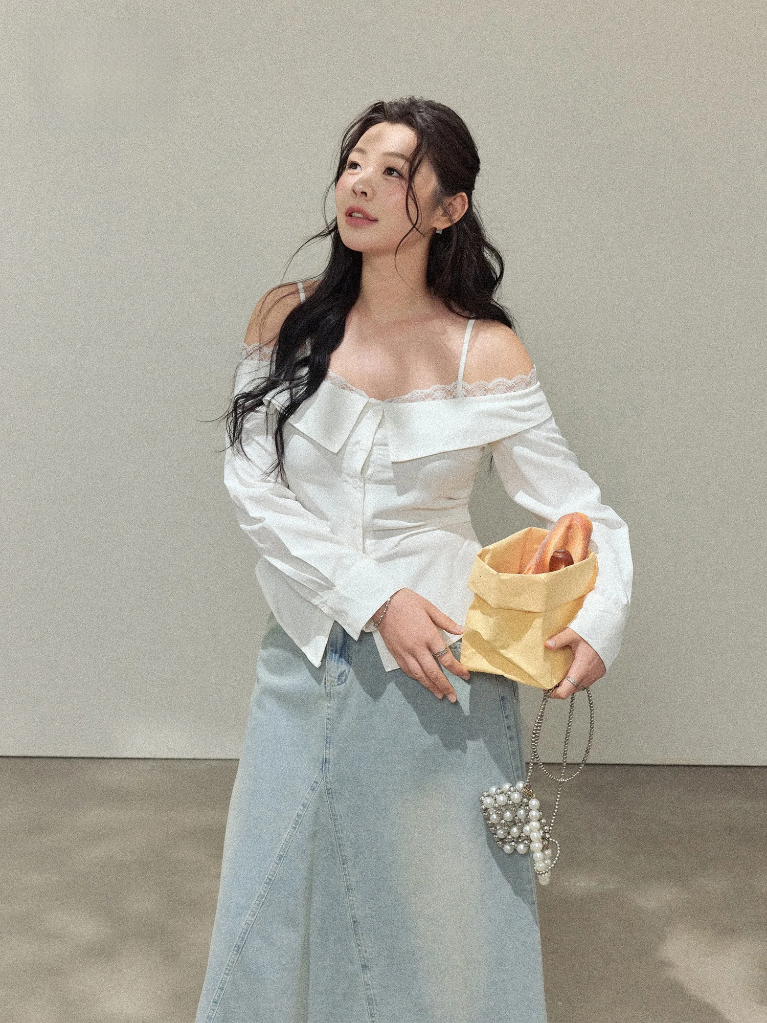 春にぴったり！オフショルダー白トップス×ミニデニムスカートのスタイルアップ効果とは