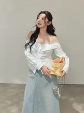 春にぴったり！オフショルダー白トップス×ミニデニムスカート【スタイルアップ効果・セットアップ対応】